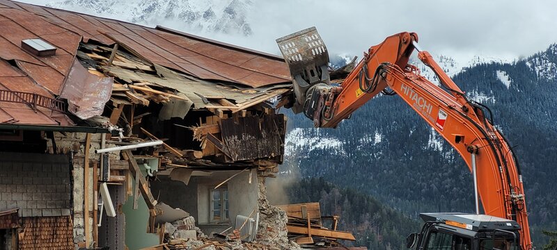 Abriss des Berggasthofes Eckbauer. – Bild: Ralph Gladitz /​ BR