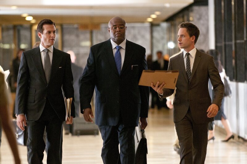 Harvey (Gabriel Macht, l.) und Mike (Patrick J. Adams, r.) wollen den Prozess neu aufrollen – doch Bezirksstaatsanwalt Terrence Wolf (Chi McBride, M.) stellt sich entschieden dagegen. – Bild: TVP