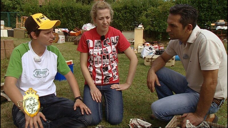 Gemeinsam mit Isabell (li.) und deren Freundin Francesca sichtet Trödelprofi Mauro die Erbstücke des Großvaters. – Bild: RTL II