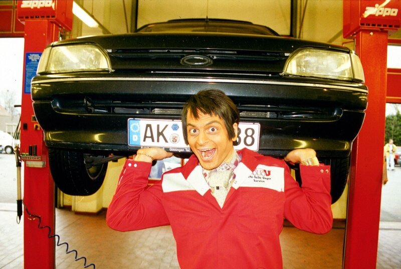 Der Inder Ranjid (Kaya Yanar) versucht sich diesmal in einer deutschen Autowerkstatt als Mechaniker. – Bild: Sat.1 emotions