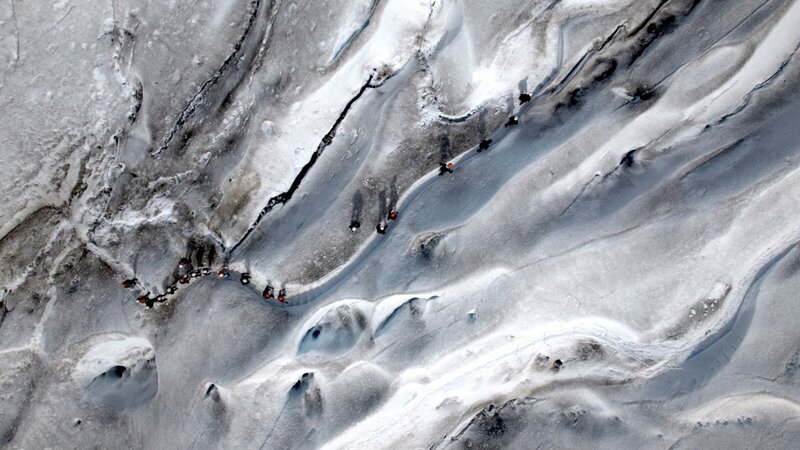 Wandern in der weißen Wildnis – Beim Eis-Trekking am Perito Moreno gehen Touristen auf Tuchfühlung mit dem Gletscher. – Bild: 3sat