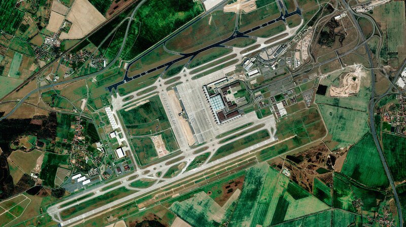 Deutschland aus dem All gesehen: Der Flughafen Berlin-Brandenburg. – Bild: WDR/​Ortho Berlin