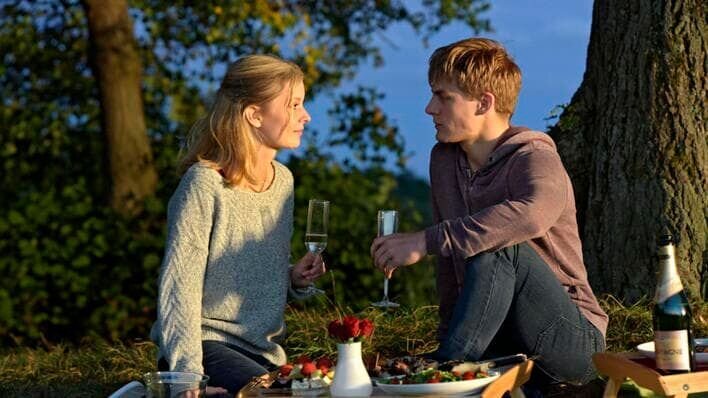 Lisa (Marie Seiser, r.) ist zu spät zu Michaels (Luca Zamperoni, l.) Empfang gekommen, alle Gäste sind schon weg. – Bild: ARD/​Kai Schulz