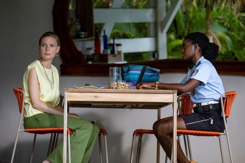 Ariel Fanshaw (Leo Hatton, l.) ist ebenfalls Patientin in der Rehaklinik. Sie hat einen interessanten Hinweis für Sergeant Thomas (Shantol Jackson, r.). – Bild: Denis Guyenon/​Red Planet Picture /​ BBC