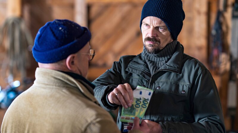 Toni (Roland Frey, li.) profitiert noch immer von seiner kleinen Erpressung und zwackt ab und an auch noch das eine oder andere Scheinchen von Constantin (Robert Besta, re.) ab. – Bild: SWR/​Christian Koch