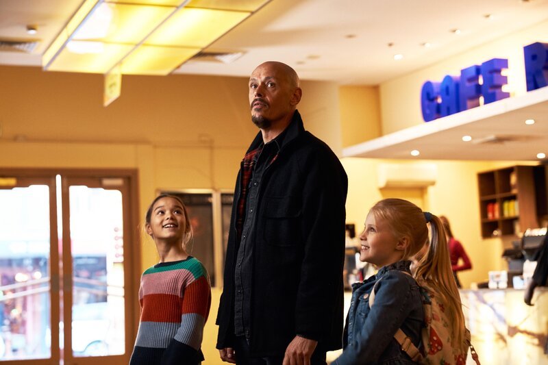 (v.l.n.r.) Brittany (Chika Yasumura); Ray Shoesmith (Scott Ryan); Maddy (Alyla Browne) – Bild: Joel Pratley /​ FX Networks, LLC