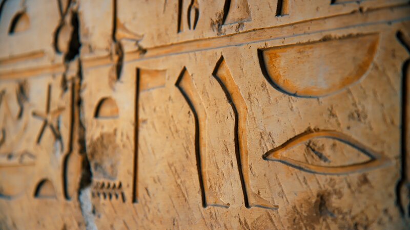 Die Hieroglyphenschrift zählt zu den großen Leistungen der antiken Hochkultur am Nil. – Bild: ZDF und Label News