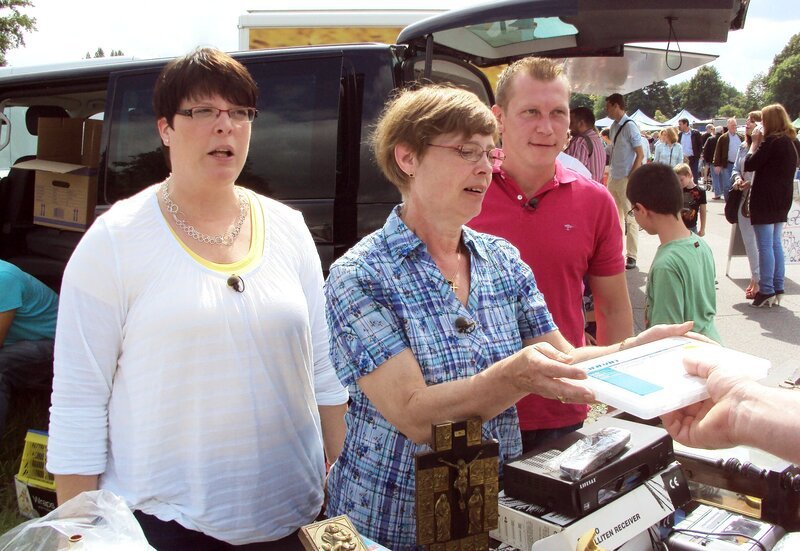 Trödelprofi Otto Schulte mit Katharina (Mitte) und Marion (li.) auf dem Flohmarkt – Bild: RTL II