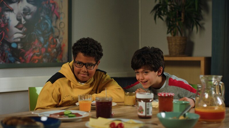 Kofi (Mathieu Noël) und Piet (Noah Lusander) wollen Betreuer Arne verkuppeln. – Bild: NDR/​Letterbox /​ KiKA