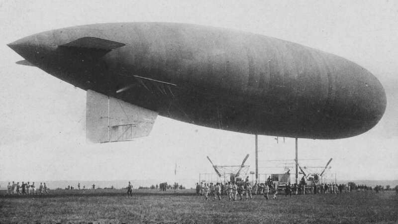 Luftschiffe wurden im Ersten Weltkrieg auch für Bombardierungen eingesetzt – doch ihre Verwundbarkeit machte sie zu leichten Zielen. – Bild: ZDF und Public Domain /​ Paul Testart