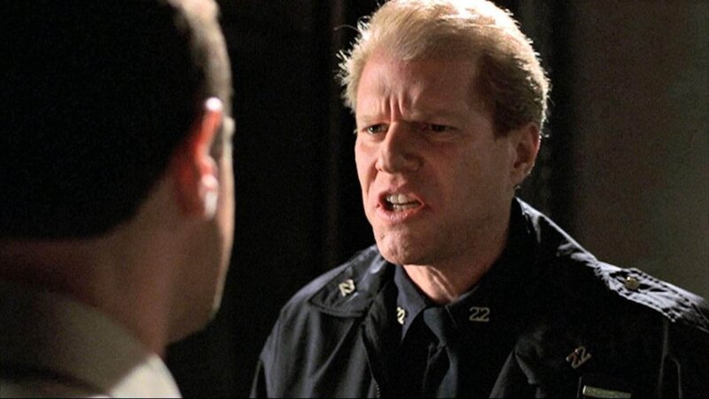 Detective Stabler (Christopher Meloni, l.) befindet sich in der Zwickmühle: Pete Breslin (Noah Emmerich), ein ehemaliger Kollege, erwartet von ihm, dass er seinem Sohn, der eine Mitschülerin überfallen hat, aus der Klemme hilft. – Bild: TVNOW