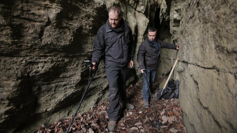 Schatzsucher Jean-Christophe Boulay und Josh Gates untersuchen mit Metalldetektoren eine Höhle in der Nähe von Eisenach, Deutschland. – Bild: Discovery Communications