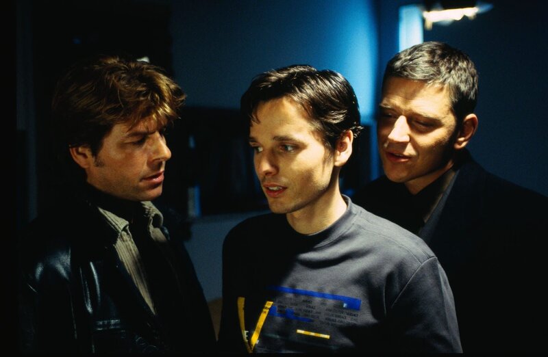 Jupp (Uwe Fellensiek, l.) und Taube (Christian M. Goebel, r.) wollen Lämmle (Nils Nellesen, M.) ein Geständnis entlocken. Aber das ist gar nicht so einfach … – Bild: Sat.1 emotions