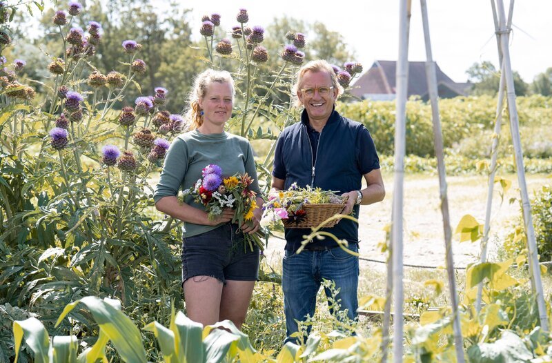 Gastgeberin Daphne de Luxe. – Bild: WDR/​Melanie Grande