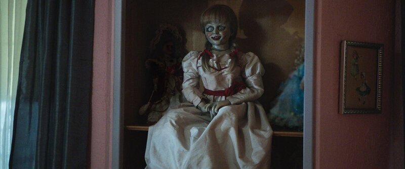 Annabelle die Puppe. – Bild: PLURIMEDIA /​ Gregory Smith /​ Warner Bros. Entertainment Inc. /​ Ratpac-Dune Entertainment LLC.