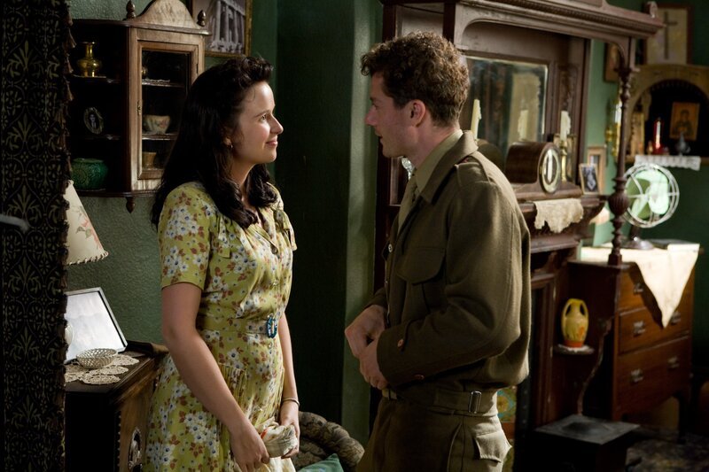 Die 1st und die 7th Marine Division wird nach Australien zur Erholung geschickt; Bob Leckie (James Badge Dale) lernt Stella (Claire Van Der Boom) kennen. – Bild: Sky Atlantic