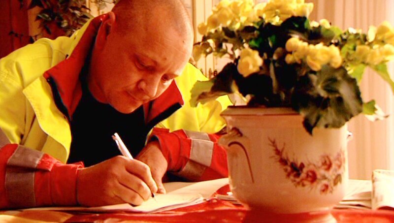 Als die Beamten vor Ort eintreffen, wird die Rentnerin tot aufgefunden. Ein Arzt bescheinigt zunächst einen natürlichen Tod. Doch dann hegt ein Polizist Zweifel an dem Fall. – Bild: MG RTL D