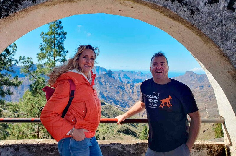 Tamina Kallert (l) und Wanderführer Víctor España am Cruz de Tejeda, dem geographischer Mittelpunkt der Insel. – Bild: WDR/​Karen Flunkert