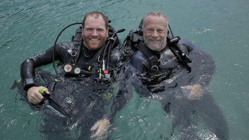 Josh Gates (l.) und der Meeresarchäologe James Sinclair (r.) mit ihrer Tauchausrüstung in der Karibik bei Portobelo, Panama. – Bild: Discovery Communications