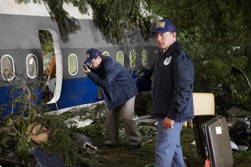 NTSB-Ermittler Al Diehl (Thomas Mitchell) untersucht die Überreste des United-Airlines-Fluges 173 am Tag nach dessen Absturz; die Ermittler kommen zu der Schlussfolgerung, dass der Kapitän den kritischen Treibstoffmangel nicht bemerkte. – Bild: The National Geographic Channel