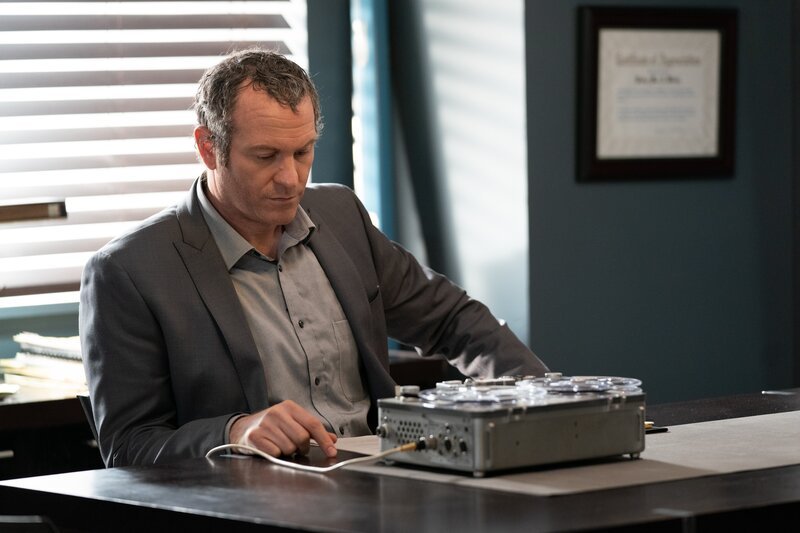 REENACTMENT – The Second Investigator (played by Wes Berger) listens to the cockpit voice recorder in the hopes that it will explain what caused Propair Flight 420 to crash. – Bild: Ramona Diaconescu /​ Cineflix