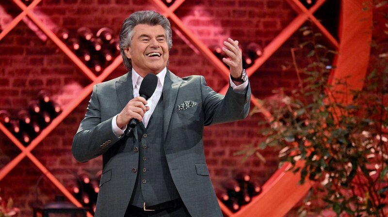 Moderator und Sänger Andy Borg begrüßt Stars aus der Schlagerwelt und lädt die Zuschauer:innen des SWR zu einem geselligen Musikabend. – Bild: SWR/​Kerstin Joensson