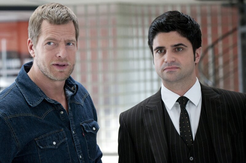 Im Garten von Ruhrpott-Legende Rudi Moos liegt der Gärtner erschossen unter einer Statue. Noch tappen Mick (Henning Baum, l.) und Andreas (Maximilian Grill, r.) im Dunklen, was Motiv und Täter angeht. – Bild: SAT.1 /​ Martin Rottenkolber