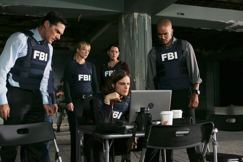 Der Reaper Foyet ist nach Washington zurückgekehrt. Das BAU-Team um Hotch (Thomas Gibson, l.), JJ (AJ Cook, 2.v.l.), Prentiss (Paget Brewster, 2.v.r.), Morgan (Shemar Moore, r.) und Reid (Matthew Gray Gubler, vorne) setzt alle Kräfte frei, um ihn zu finden … – Bild: American Broadcasting Companies, Inc.