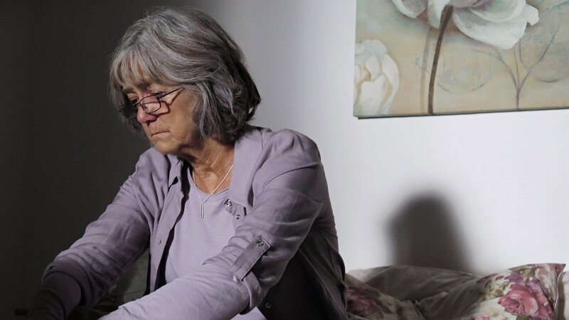 Val is on the bed. – Bild: Discovery Communications