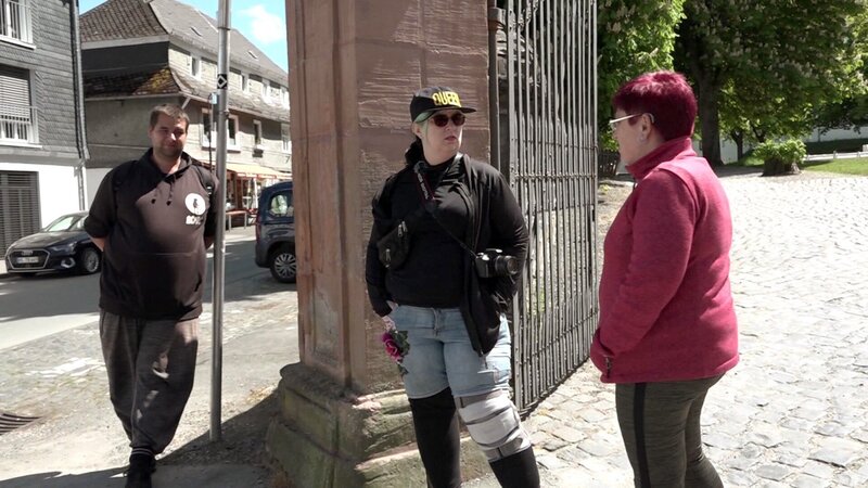 Jana (Mi.) und Sabrina sehen sich gemeinsam mit Kumpel Freddy (li.) die ländliche Umgebung an. – Bild: RTLZWEI