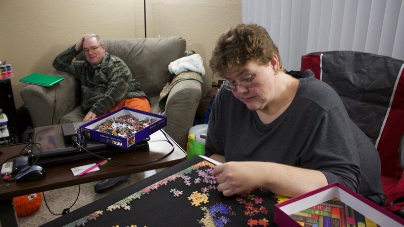 Holly working on a jigsaw puzzle at home. – Bild: Discovery Communications, LLC