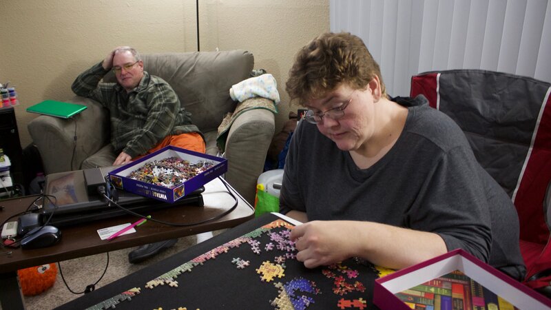Holly working on a jigsaw puzzle at home. – Bild: Discovery Communications, LLC