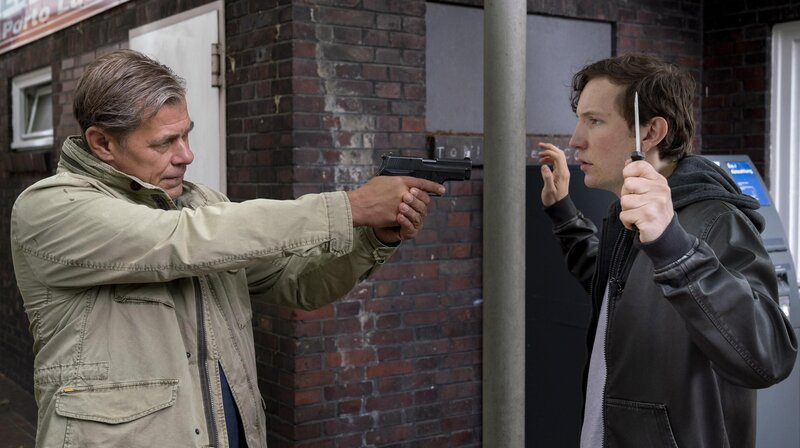 Finn Kiesewetter (Sven Martinek, l.); Niko Bruhn (Leonard Carow, r.) – Bild: Degeto Film GmbH | OneGate Media GmbH