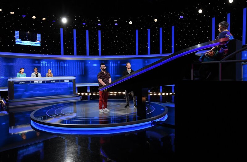 Moderator Alexander Bommes (2.v.r.) mit den Kandidat:innen Rocco Fatizzo (M.), Jana Riestenpatt (l.), Marcos Fernandez (2.v.l.) und Tuja Pagels (3.v.l.), sowie mit der Jägerin, Adriane Rickel (r.). – Bild: ARD/​Uwe Ernst