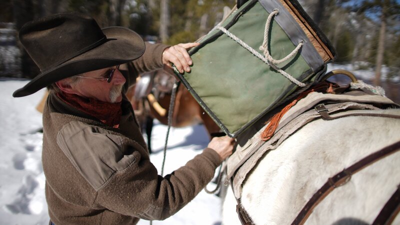 Ron Ens securing rope to 1st box on the horse. (close up) – Bild: Ben Staley /​ Discovery Channel /​ Discovery Communications, LLC