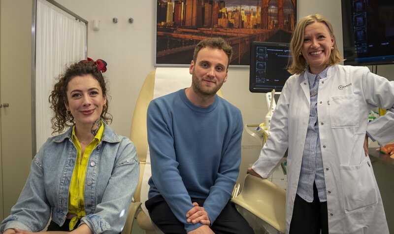 Frauen kommen in heterosexuellen Beziehungen seltener zum Höhepunkt als Männer. Leon Windscheid (M.) und Leila Lowfire (l.) wollen dazu mit der Sexualmedizinerin Dr. Laura Hatzler (r.) von der Charité sprechen. – Bild: ZDF und Marius Fuchtmann