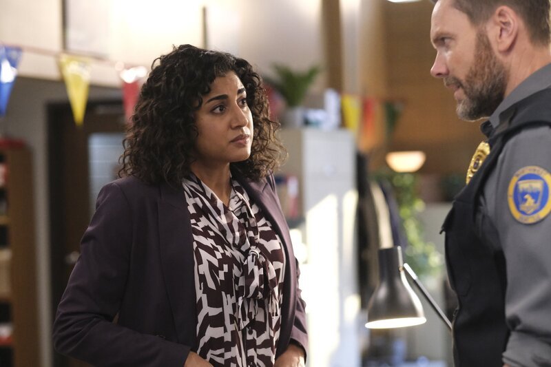 Emily Price (Vella Lovell) and Frank Shaw (Joel McHale) – Bild: Bettina Strauss /​ Bettina Strauss /​ Fox Entertainment /​ © 2022 Fox Entertainment Photo Credit: Bettina Strauss