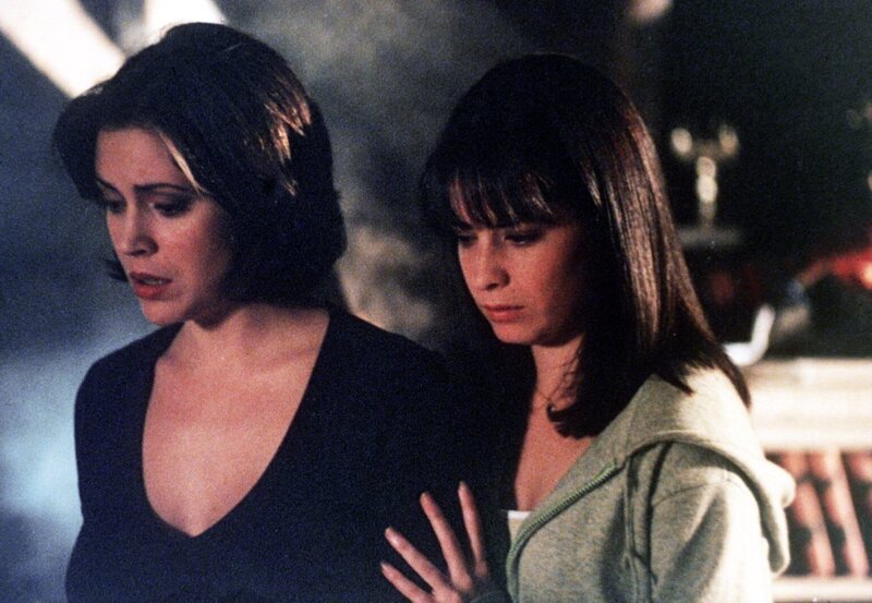 Phoebe (Alyssa Milano, l.) und Piper (Holly Marie Combs, r.) finden heraus, dass hinter der Sache die böse Hexe Kali steckt. – Bild: ATV2