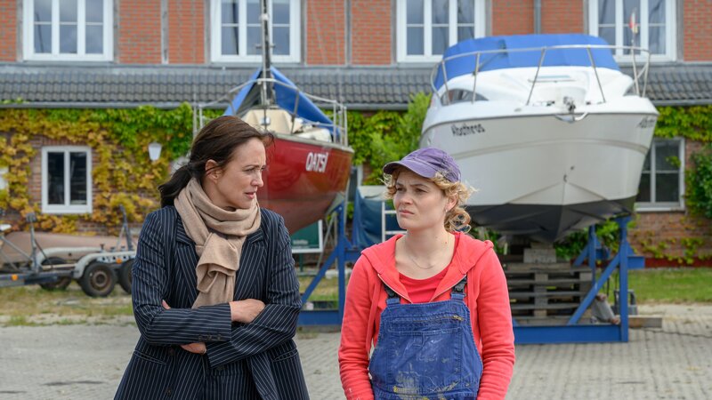 Lackiererin Nele Stöver (Leonie Krieg, r.) scheint eine der wenigen gewesen zu sein, zu denen das Opfer Kontakt hatte. Sie war zur Tatzeit in der Nähe des Tatortes. Kriminalhauptkommissarin Karoline Joost (Nike Fuhrmann, l.) will wissen, in welcher Beziehung die beiden standen. – Bild: ZDF und Marc Meyerbröker