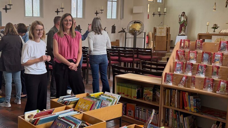 Die Christus Kirchengemeinde Olfen hat ihre Kirche für Angebote geöffnet, die insbesondere junge Familien und Senioren helfen sollen, ihre Vereinsamung zu überwinden. – Bild: ZDF und Stefanie Hayen