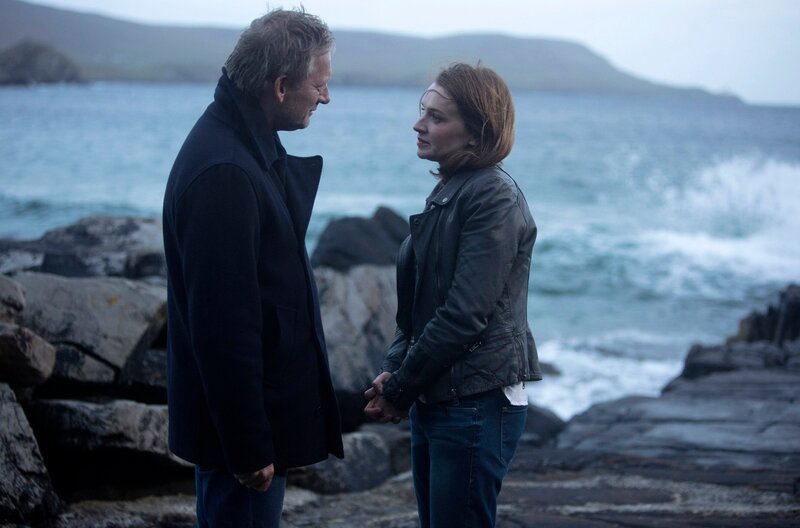 Jimmy Perez (Douglas Henshall) Tochter Cassie (Erin Armstrong) stellt ihrem Vater ihren neuen Freund Edison (Benjamin Cawley) vor. – Bild: ARD Degeto/​ITV Studios