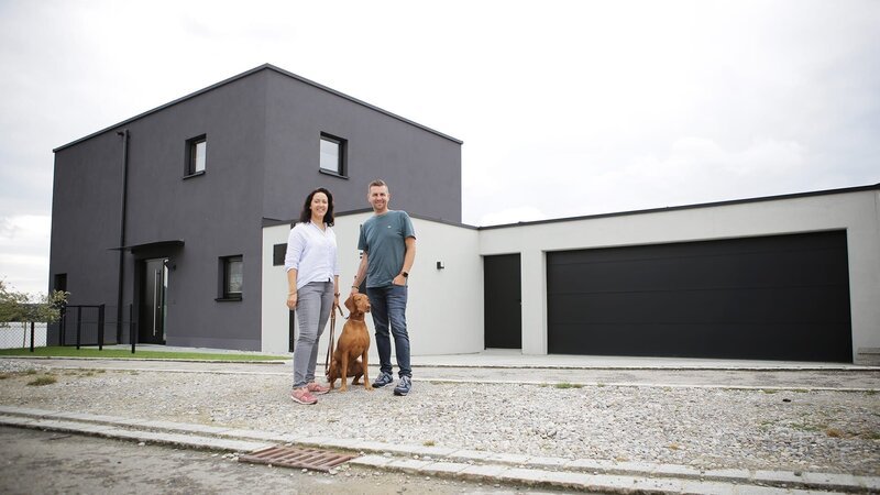 Die Wohnexperten Eva Brenner und Guido Heinz Frinken bekommen auf der Suche nach ‚Home Of The Year‘ Verstärkung von Sebastian Freitag, dem Global Creative Director von Westwing. Gemeinsam besichtigen die Juroren drei Immobilien in Bayern – von zwei völlig unterschiedlichen Bauernhäusern bis hin zu einem modernen schwarzen Monolith. – Bild: HGTV