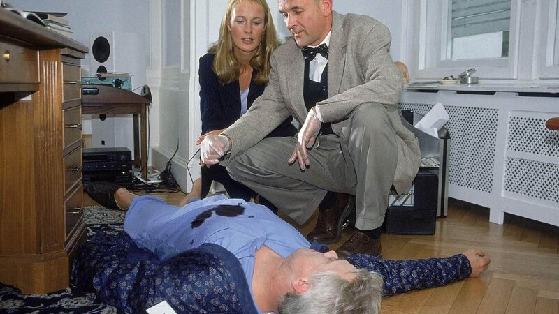 Der Mord an dem reichen Briefmarkenhändler Werner Kaltenbach (Komparse, lieg.) sieht für Gerichtsmediziner Dr. Duhler (Klaus Schindler) und Staatsanwältin Glaser (Britta Schmeling) zunächst nach einem gewöhnlichen Raubmord aus … – Bild: MG RTL D