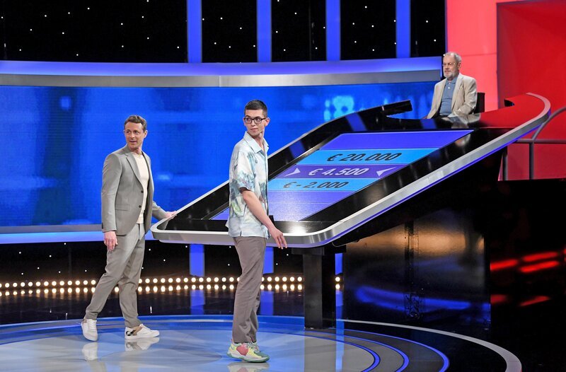 Moderator Alexander Bommes (l.) mit dem Kandidaten Kevin Kunkel (2.v.l.) und dem Jäger, Klaus Otto Nagorsnik (r.). – Bild: ARD/​Uwe Ernst