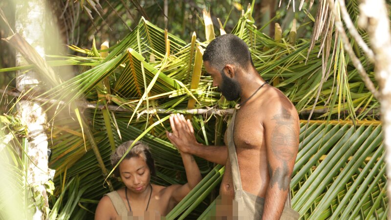 L-R: Bianca und Max geben sich in der Nähe der Unterkunft die Hand. – Bild: Discovery Communications