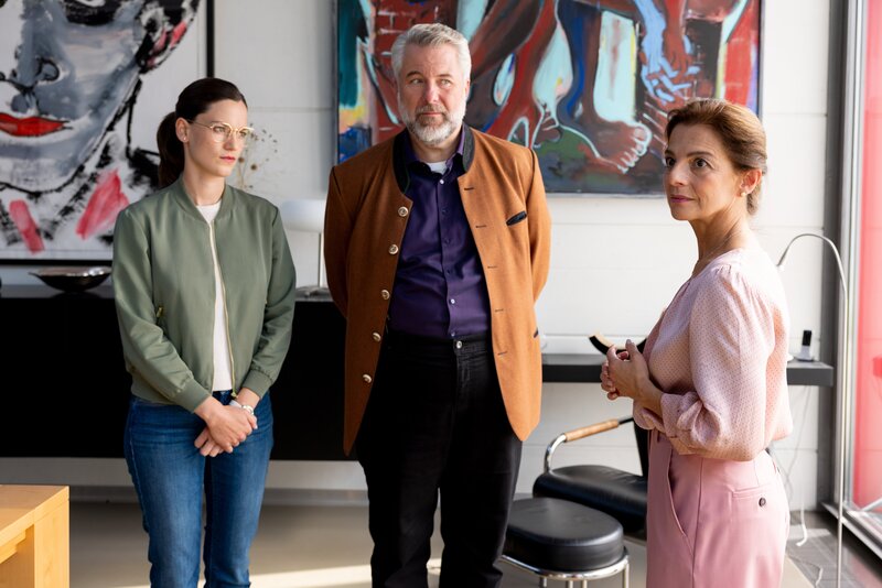 Die Kommissare Beck (Michaela Weingartner, l.) und Stadler (Dieter Fischer, M.) befragen Vivien Rosentaler (Vasiliki Roussi, r.) zu ihrem ermordeten Partner. – Bild: ZDF und Linda Gschwentner