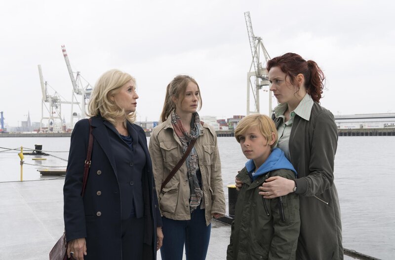 (v.l.n.r.) Isabel von Brede (Sabine Postel); Silke Brandner (Odine Johne); Luke (Leander Pütz); Regina Meissner (Julia Krynke) – Bild: Sat.1 emotions