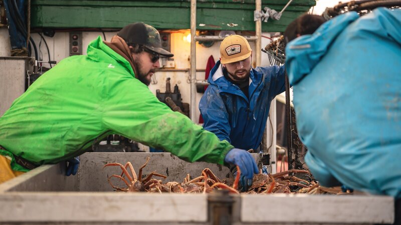 Victory deckhands Bobo and Brandon sorting crab at the table – Bild: Warner Bros. Discovery, Inc. or its subsidiaries and affiliates