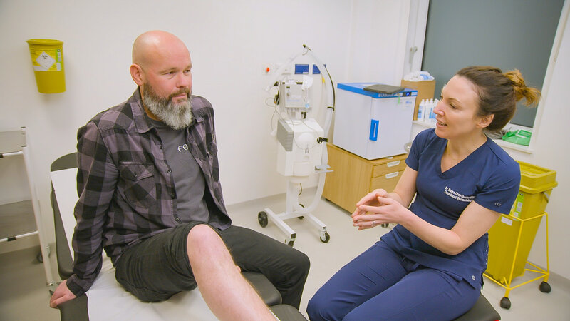 Dr Emma talking to Neville Williamson clinic bed – Bild: Full Fat TV/​James Vivian /​ Discovery, Inc.