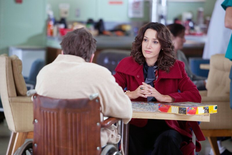 In der Psychiatrie: Zoe Landau (Jennifer Beals) besucht ihren Ex-Mann Dr. Cal Lightman (Tim Roth). – Bild: Nitro